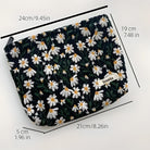 Floral cosmetic pouch with daisy pattern, black background, dimensions 24x19x5 cm, zipper closure, perfect for travel and makeup storage.