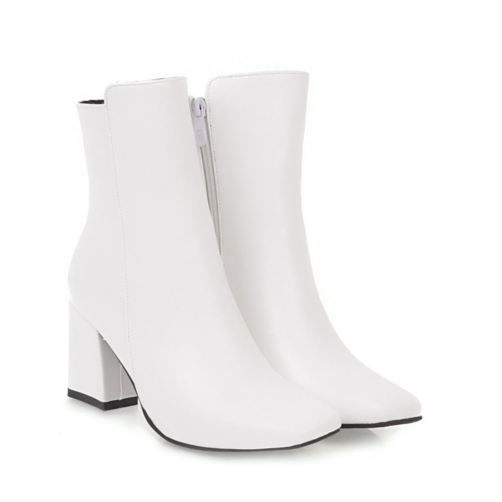 White ankle boots with block heels and side zippers, featuring a sleek design. Perfect for fashion-forward outfits and versatile styling.