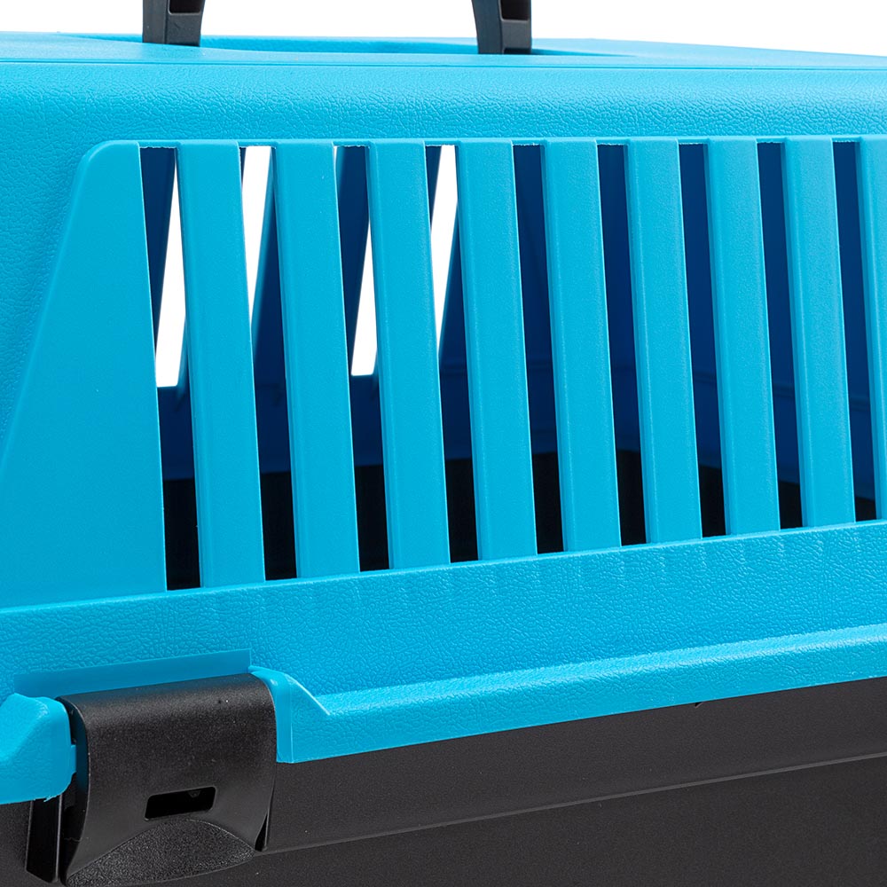 Blue plastic pet carrier with ventilation slats, secure black latch, and ergonomic handle. Ideal for safe pet transport. Durable and lightweight design.