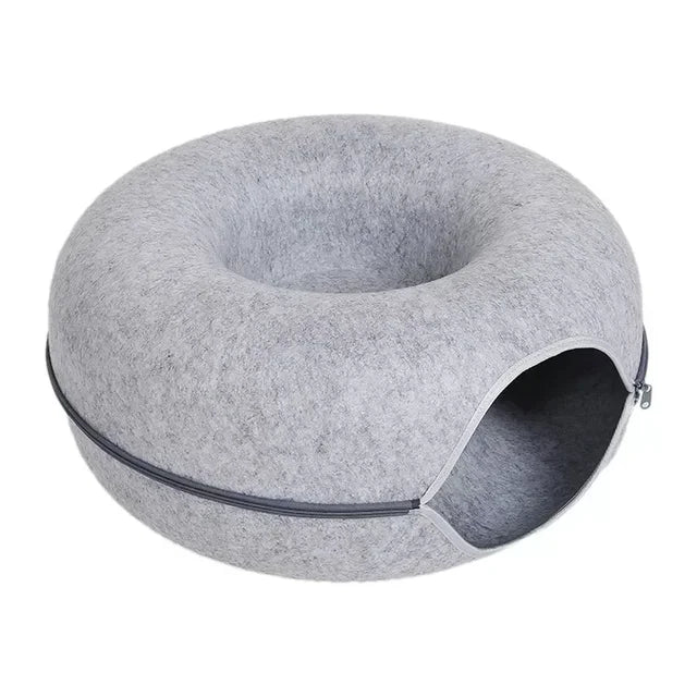 Donut-shaped cat bed in gray felt with tunnel entrance, scratch-resistant design, ideal for interactive pet play and cozy cat sleeping.