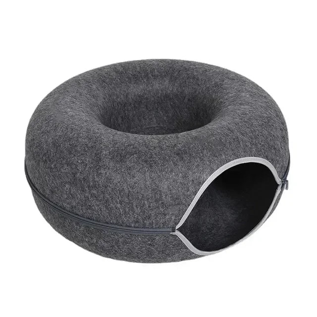 Donut-shaped cat bed in gray felt, featuring an interactive tunnel entrance. Scratch-resistant, cozy pet house for cats. Perfect for cat lovers.