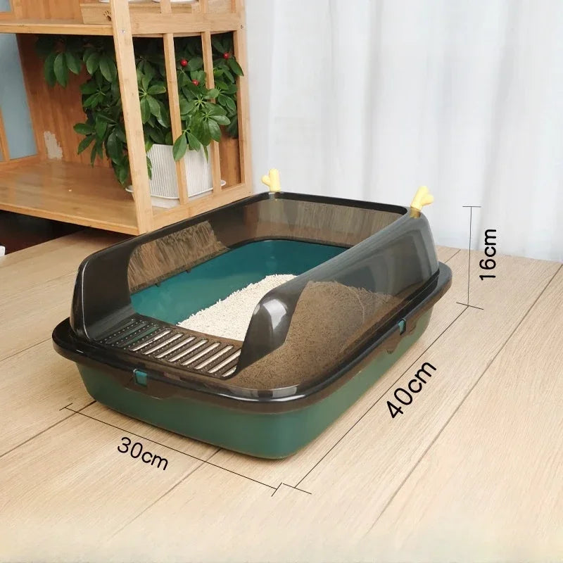 Green plastic cat litter box with high sides, removable cover, and dimensions 40x30x16 cm.