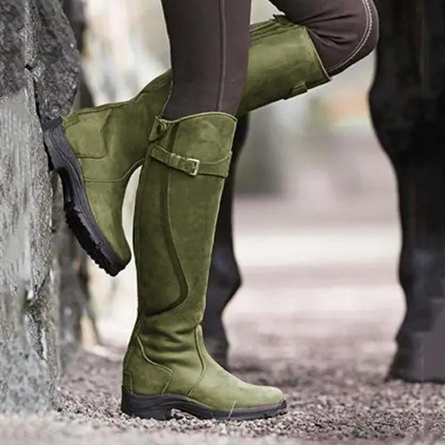 Green knee-high women's boots with low heels, PU leather, and side zipper. Retro casual design, perfect for fashion-forward fall outfits.