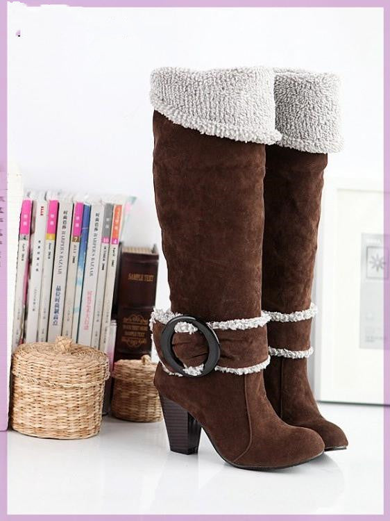 Brown suede knee-high boots with faux fur trim and chunky heels, featuring a decorative buckle. Stylish winter footwear for women.