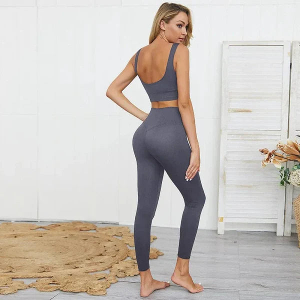 Gray women's sports set with classic cut, featuring a sleeveless crop top and high-waisted leggings. Ideal for yoga, gym, or casual wear.