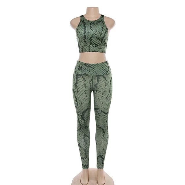 Green snakeskin print sports set on mannequin, featuring a sleeveless crop top and high-waisted leggings. Perfect for yoga and fitness enthusiasts.