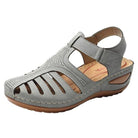 Gray orthopedic sandal with low heel, breathable design, and correction function. Ideal for comfort and support. Perfect for casual wear.