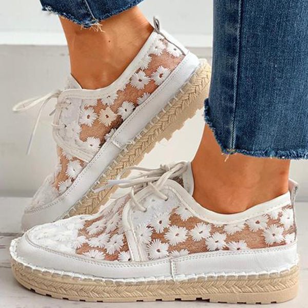 Stylish women's shoes with floral pattern, featuring breathable mesh and white lace design, perfect for casual wear. Fashionable footwear for summer.